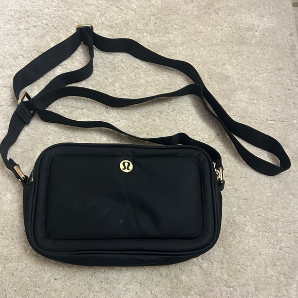 Lululemon Crossbody Camera Bag 2L Black / Gold - Picture 6 of 11